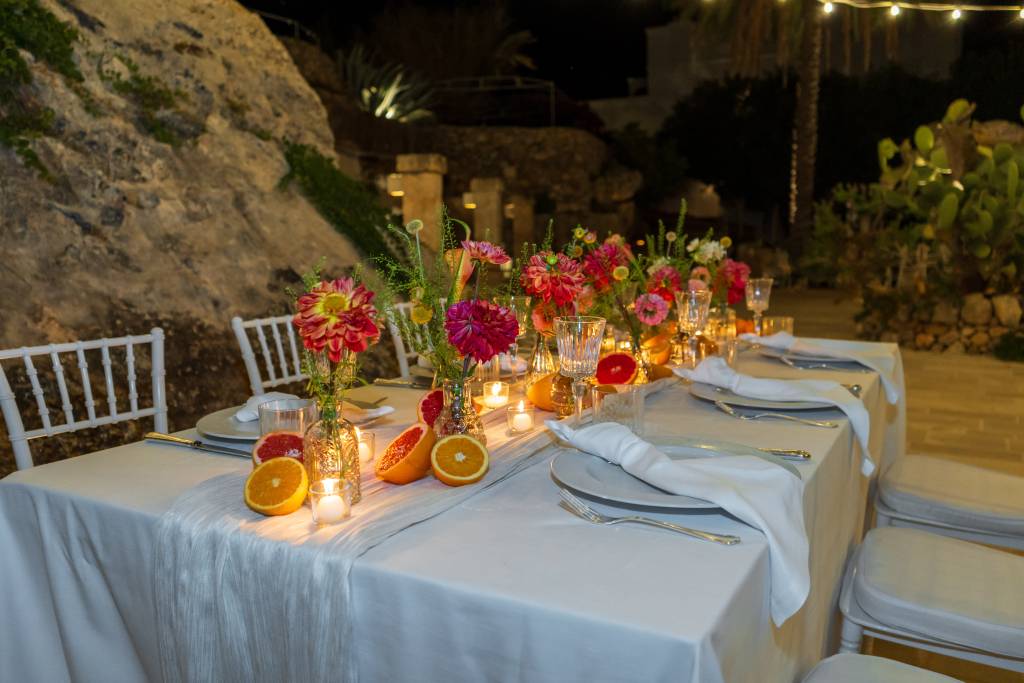 Tavola nuziale con fiori colorati e agrumi